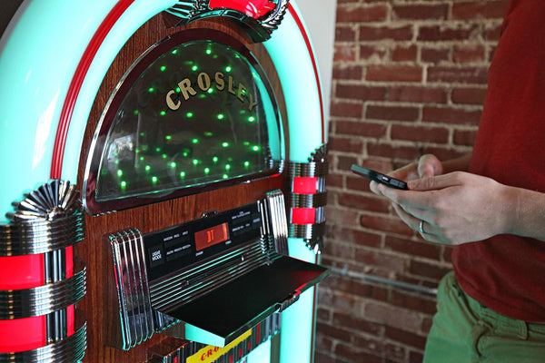 جهاز موسيقى لاسلكي Crosley iJuke Bluetooth Deluxe - خشب الجوز