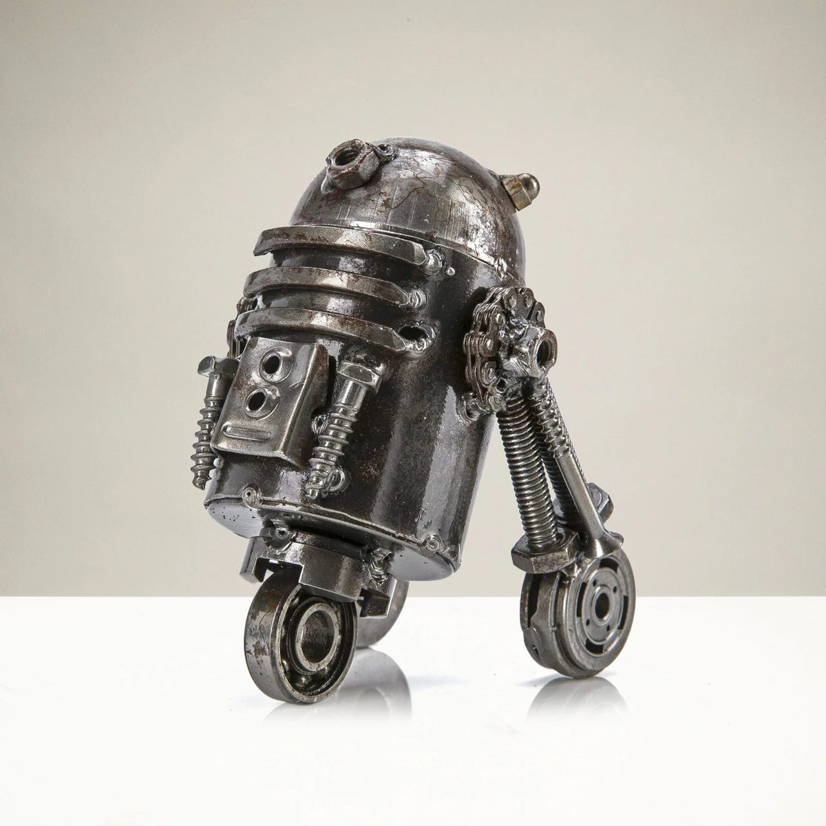 فن المعادن - منحوتة معدنية معاد تدويرها مستوحاة من R2D2